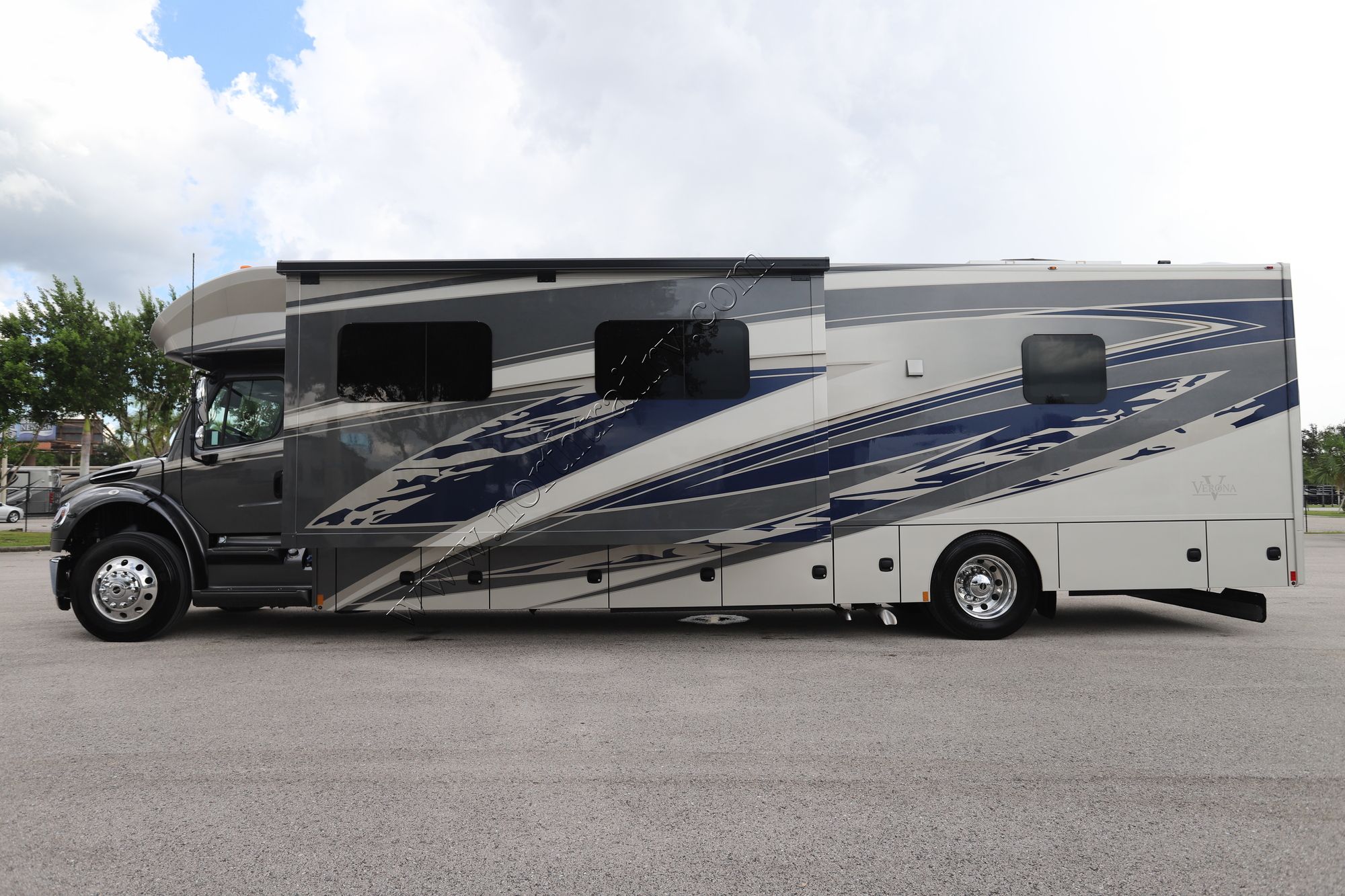 Used 2024 Renegade Rv Verona 40VRB Super C  For Sale