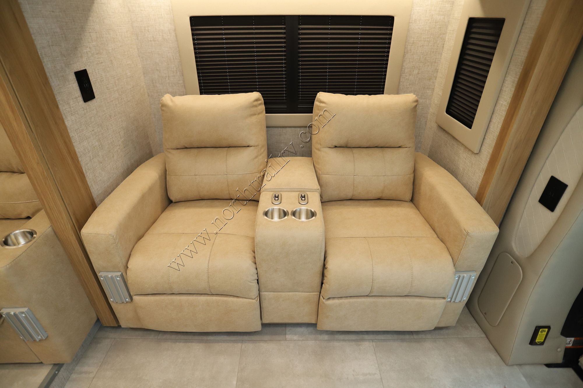 New 2025 Tiffin Motor Homes Wayfarer 25XRW Class C  For Sale