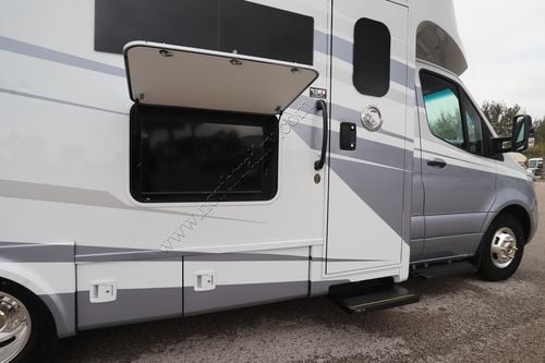 2025 Tiffin Motor Homes Wayfarer 25XRW Class C