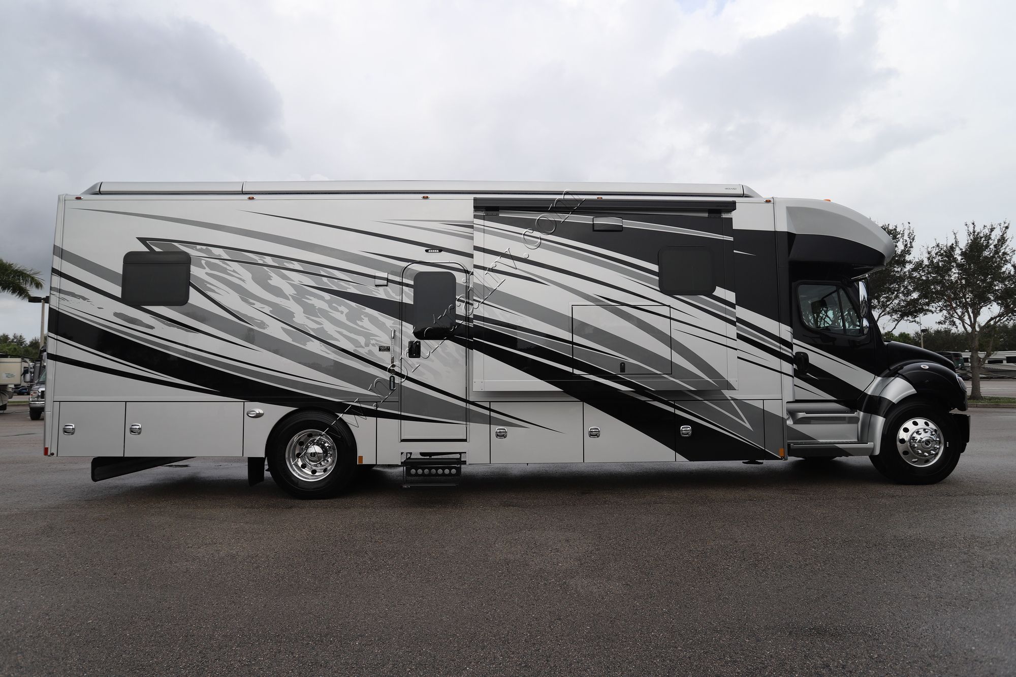 New 2025 Renegade Rv Verona Le 38LDG Super C  For Sale