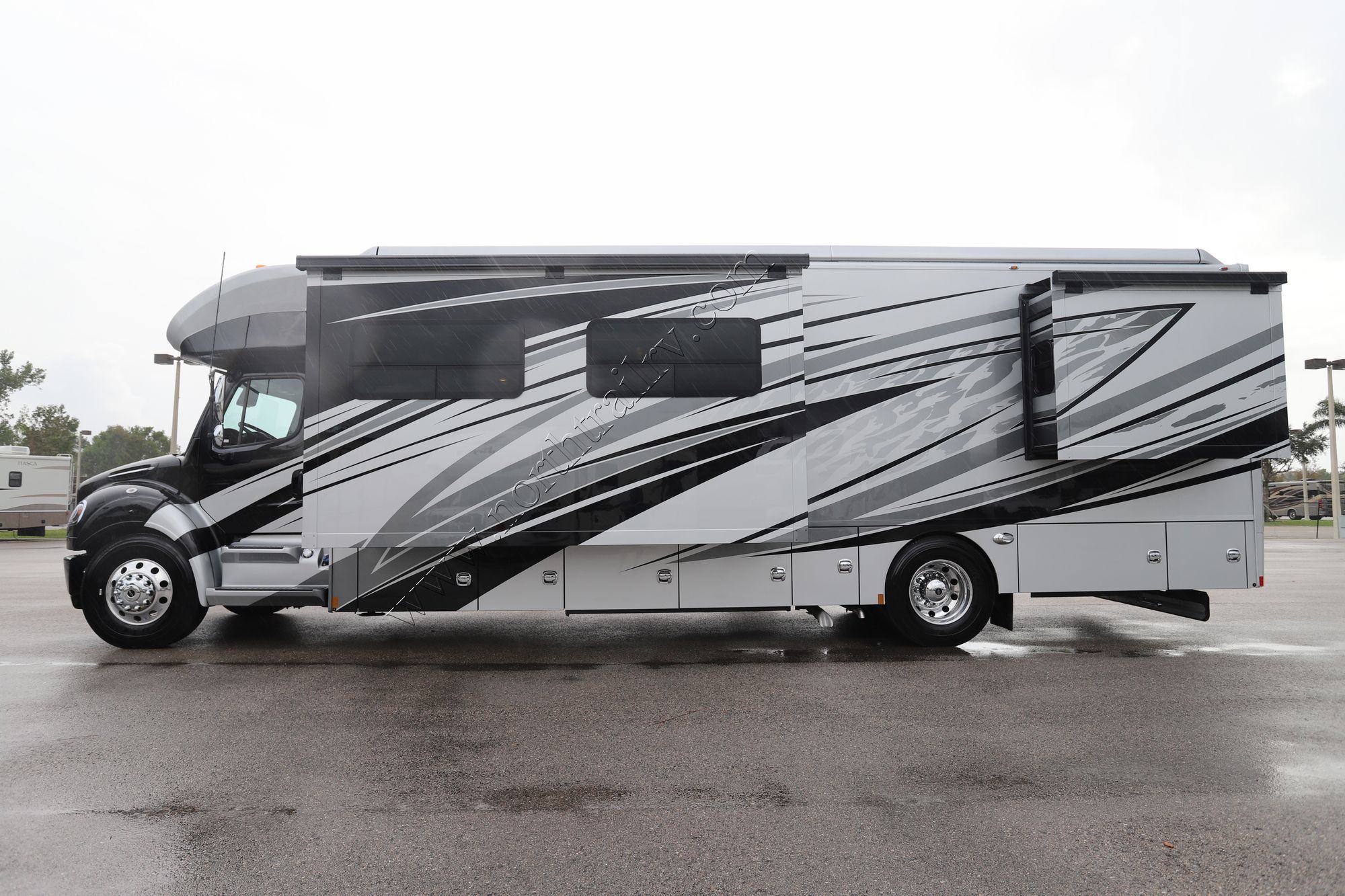 New 2025 Renegade Rv Verona Le 38LDG Super C  For Sale