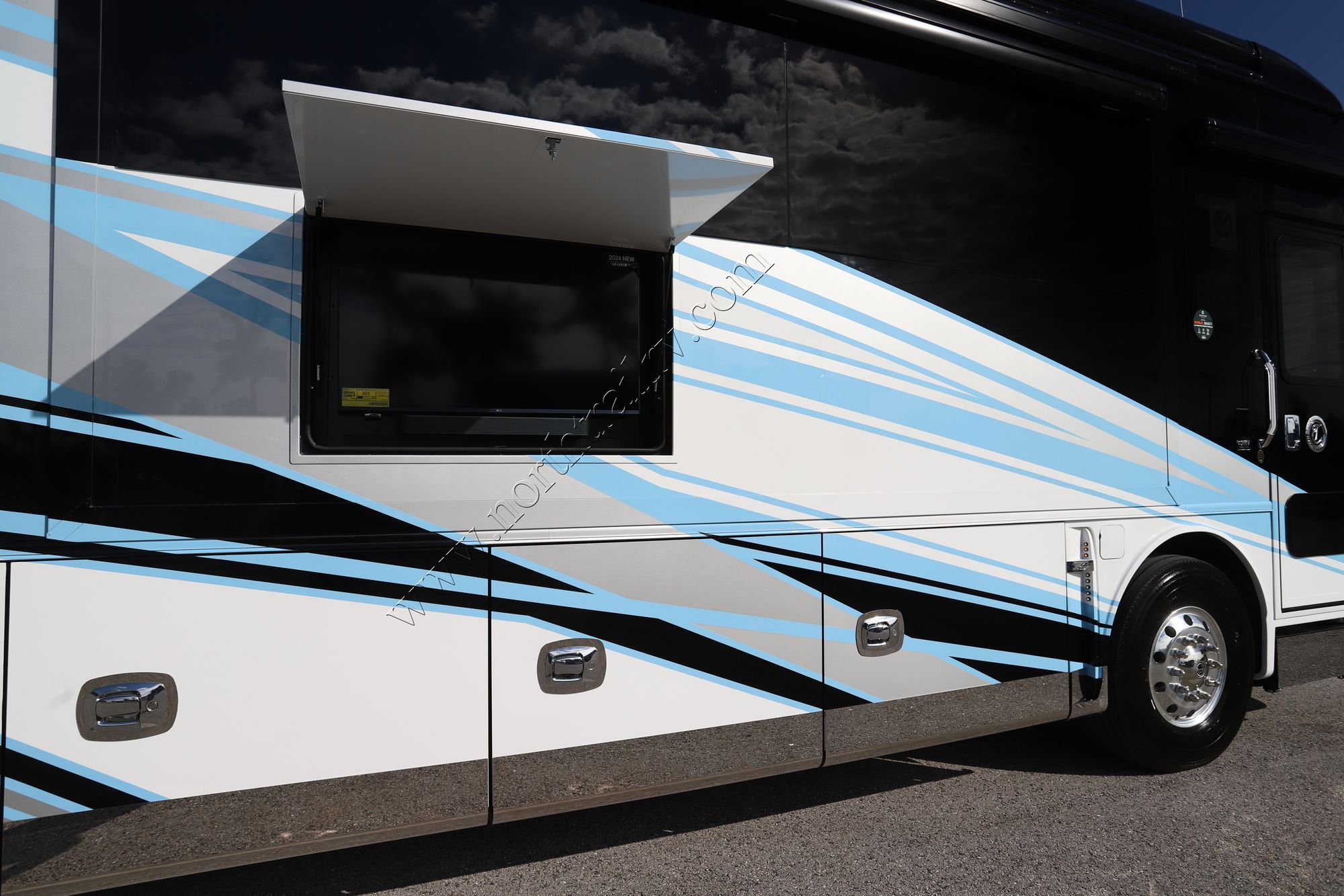 New 2025 Tiffin Motor Homes Zephyr 45FZ Class A  For Sale