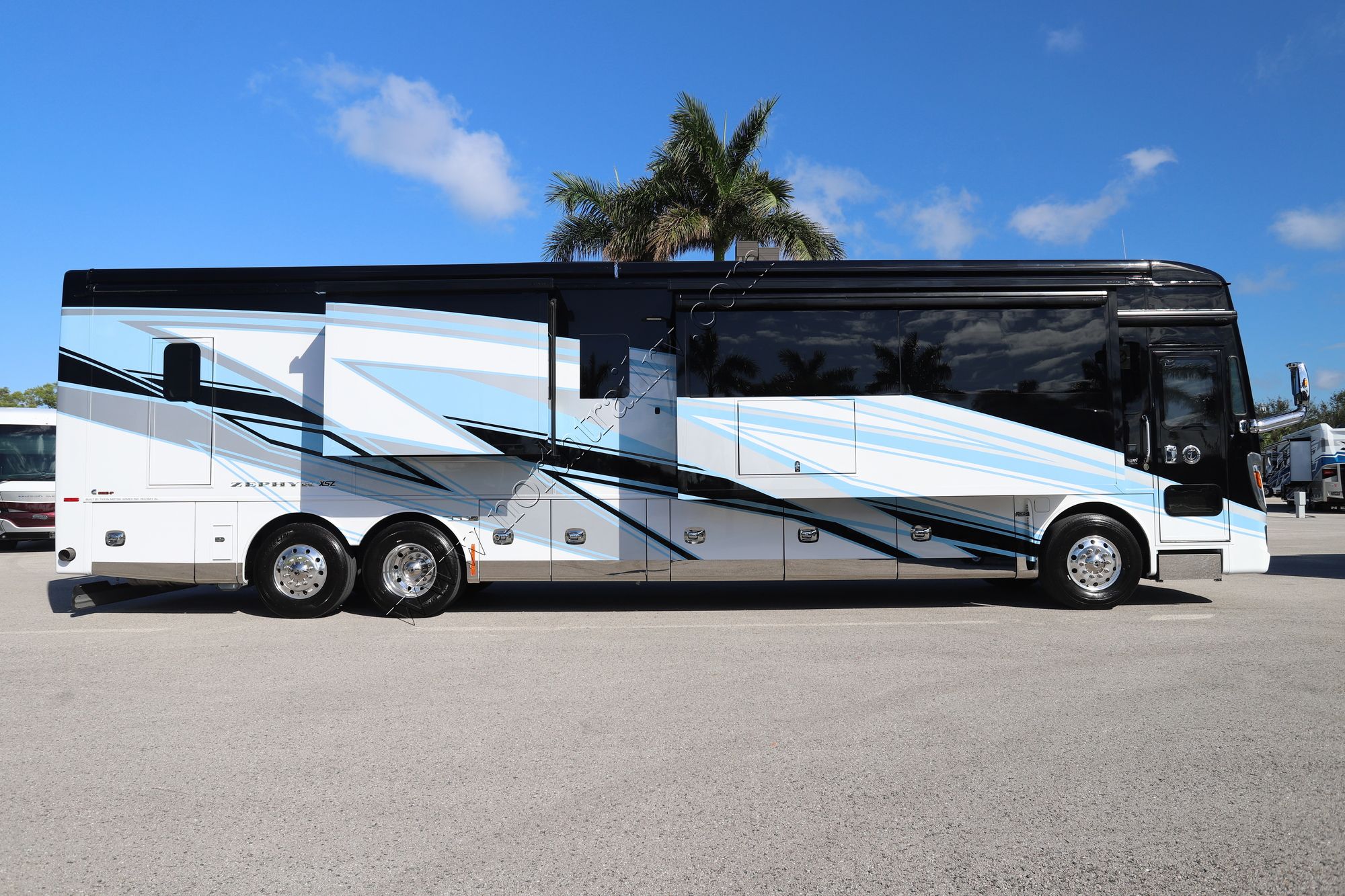 New 2025 Tiffin Motor Homes Zephyr 45FZ Class A  For Sale