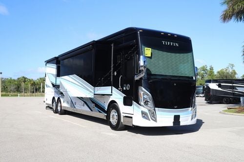 2025 Tiffin Motor Homes Zephyr 45FZ