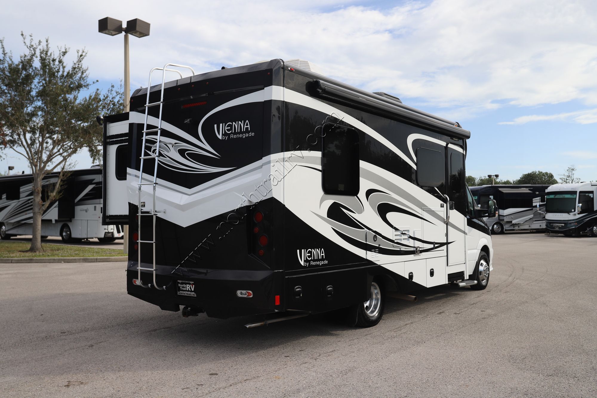 Used 2018 Renegade Rv Vienna 25VFWS Class C  For Sale