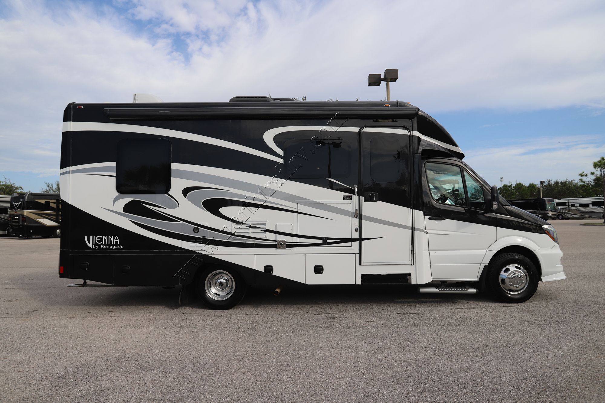 Used 2018 Renegade Rv Vienna 25VFWS Class C  For Sale