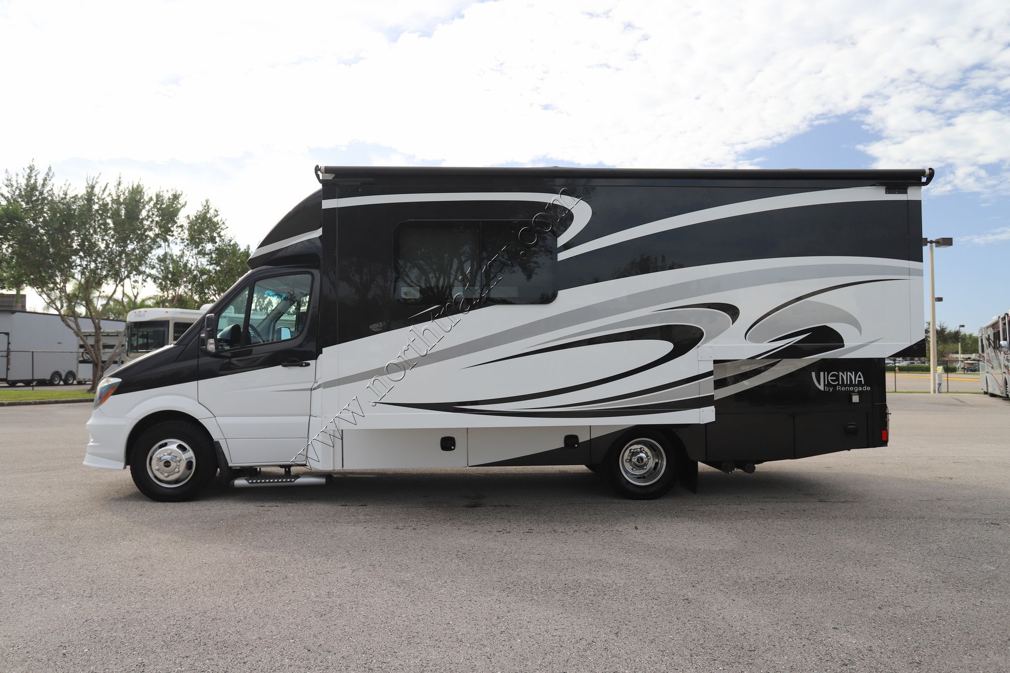 Used 2018 Renegade Rv Vienna 25VFWS Class C  For Sale