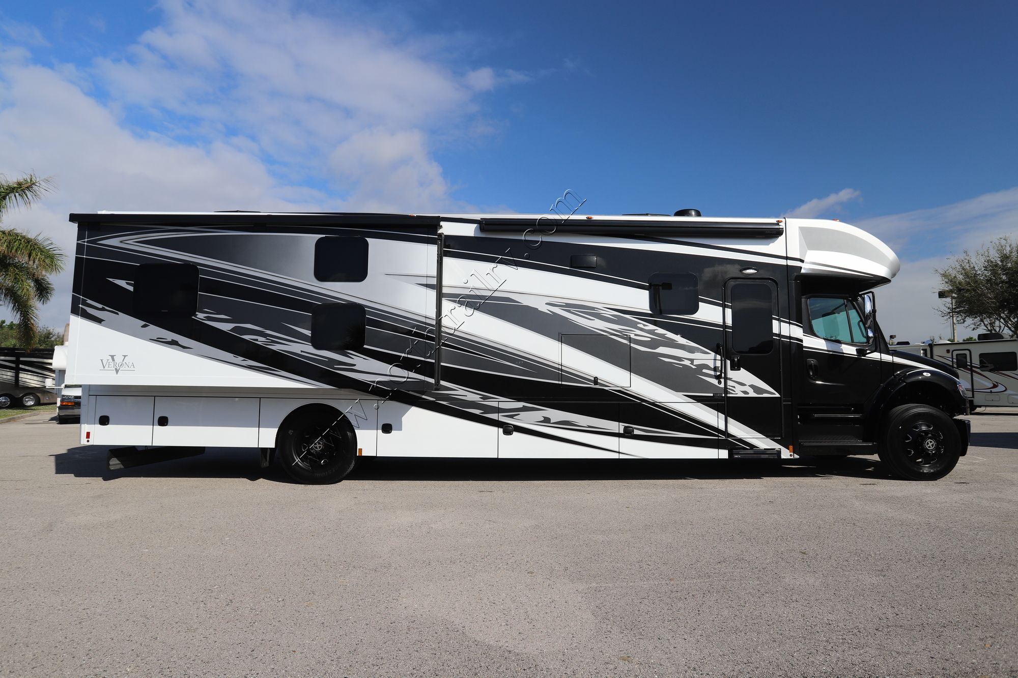 Used 2024 Renegade Rv Verona 40VBH Super C  For Sale