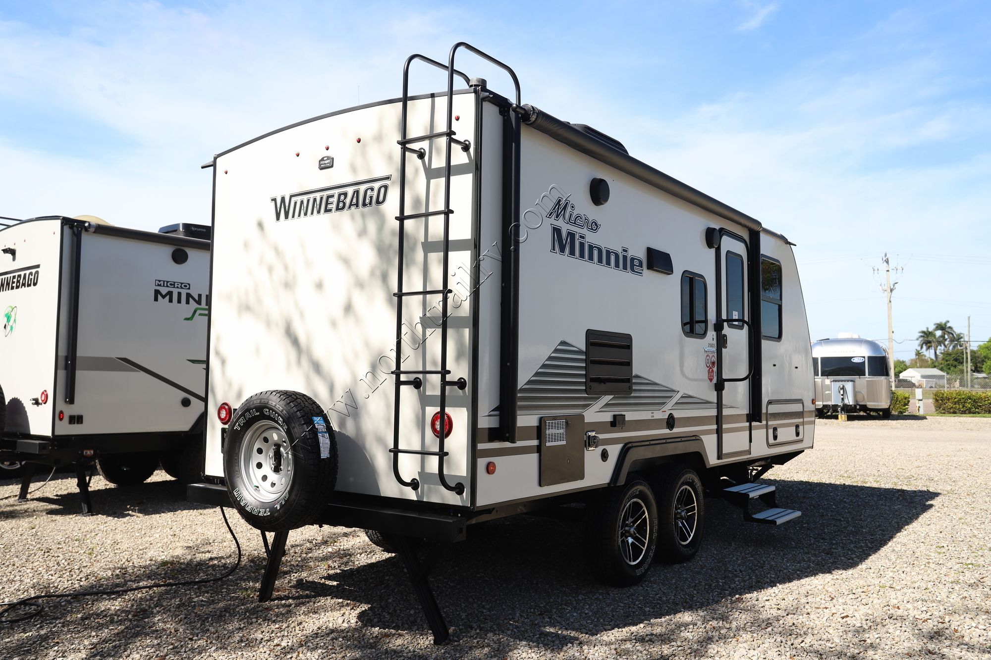 Used 2021 Winnebago Micro Minnie 2108 Travel Trailer  For Sale