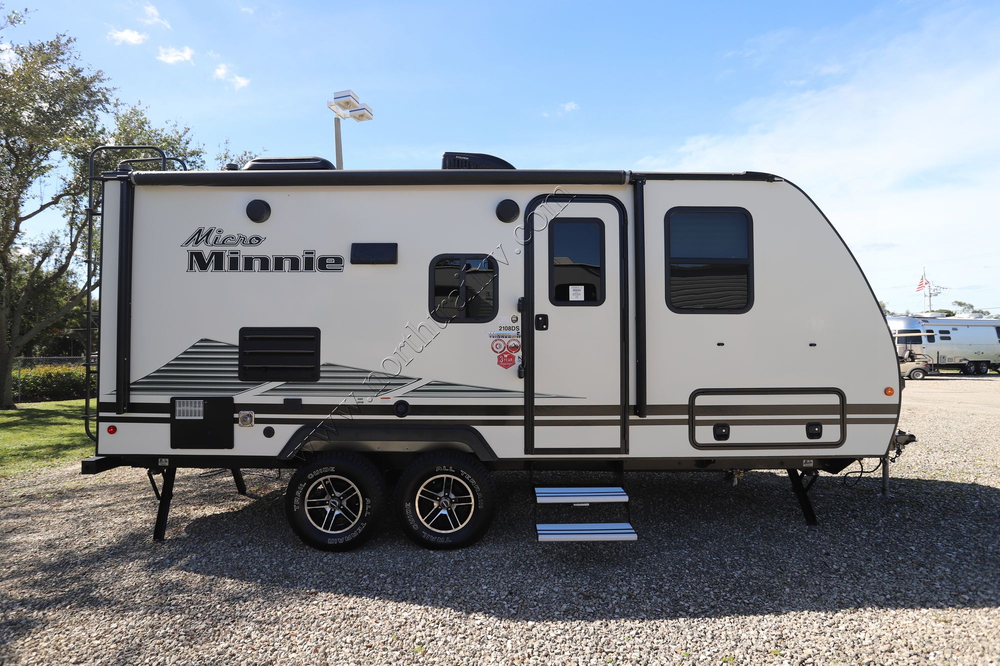 Used 2021 Winnebago Micro Minnie 2108 Travel Trailer  For Sale