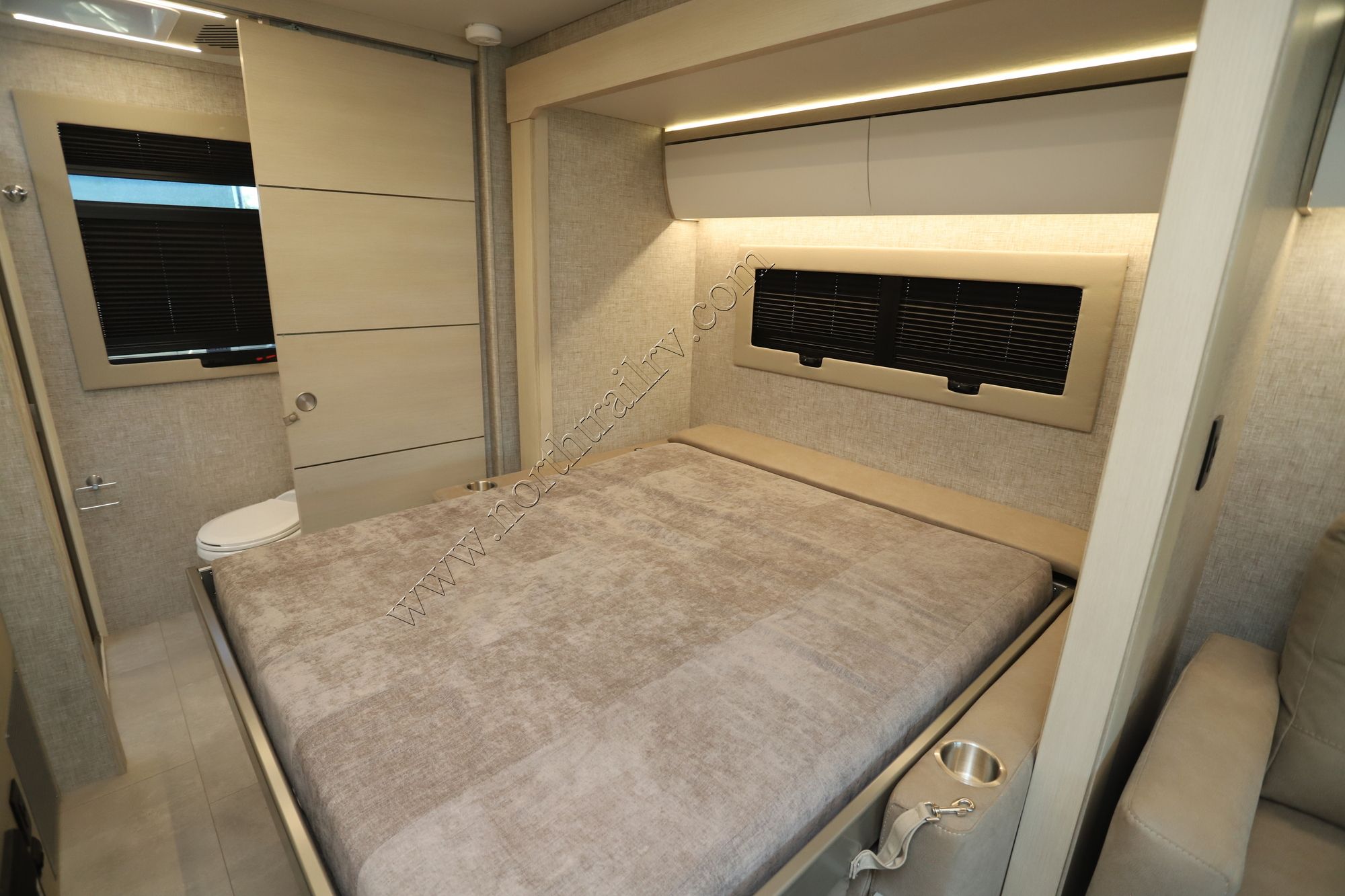 New 2025 Tiffin Motor Homes Wayfarer 25XRW Class C  For Sale