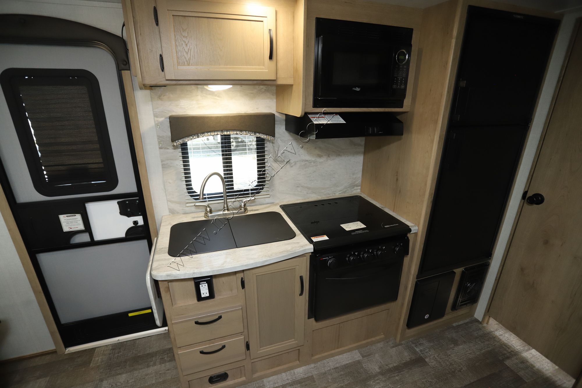 Used 2021 Winnebago Micro Minnie 2108 Travel Trailer  For Sale