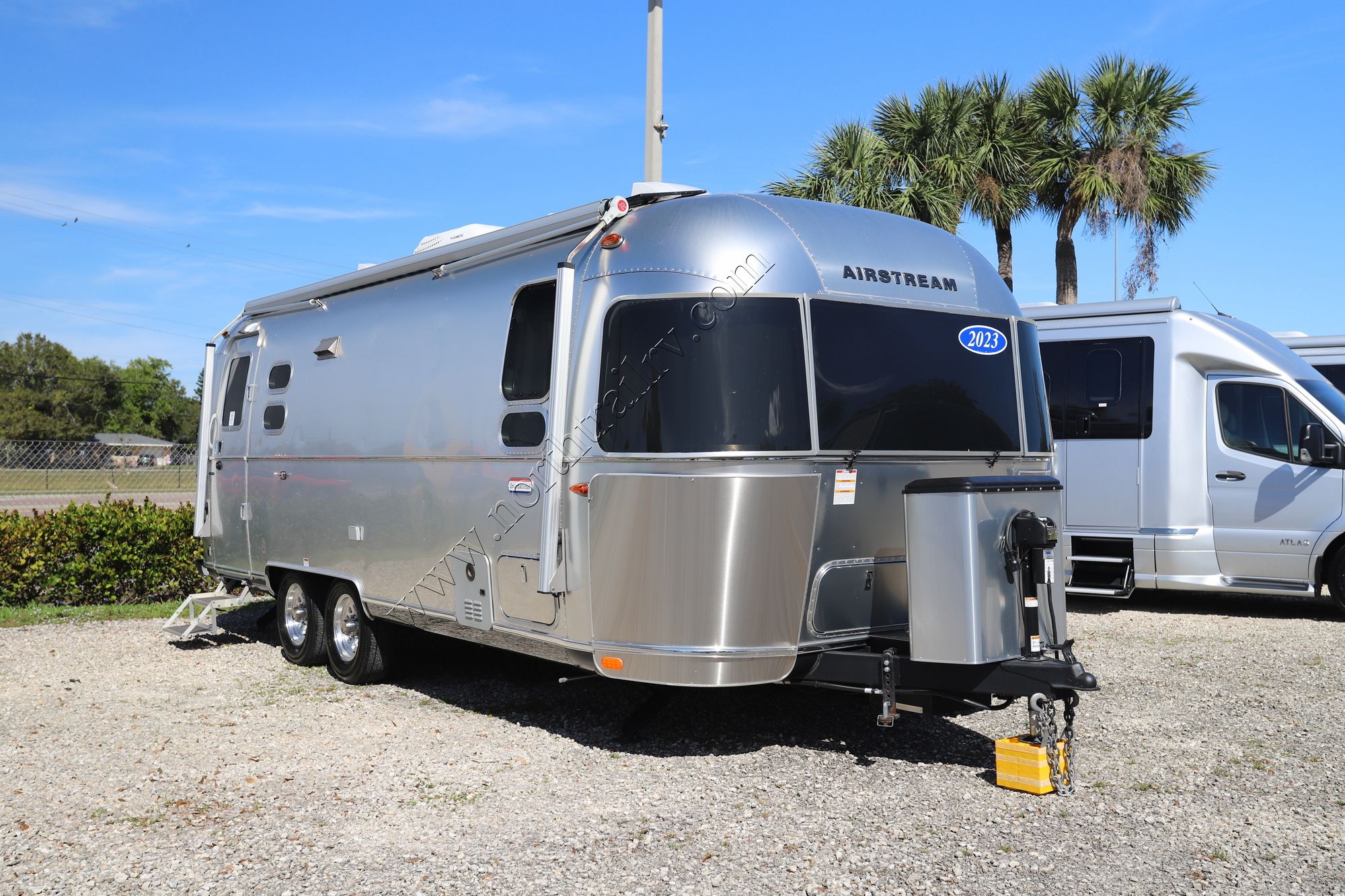 Used 2023 Airstream International 25FBT Travel Trailer  For Sale