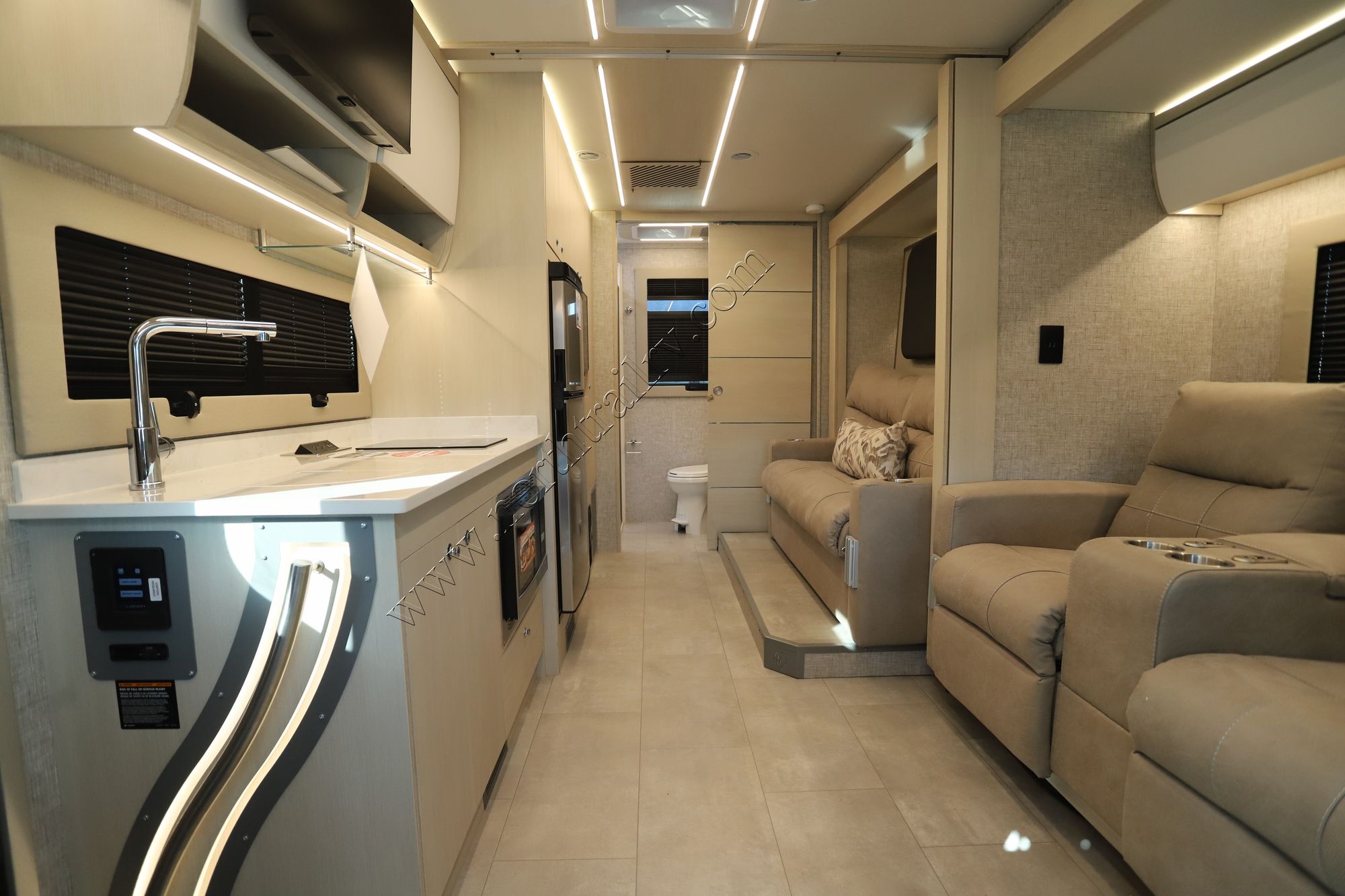 New 2025 Tiffin Motor Homes Wayfarer 25XRW Class C  For Sale