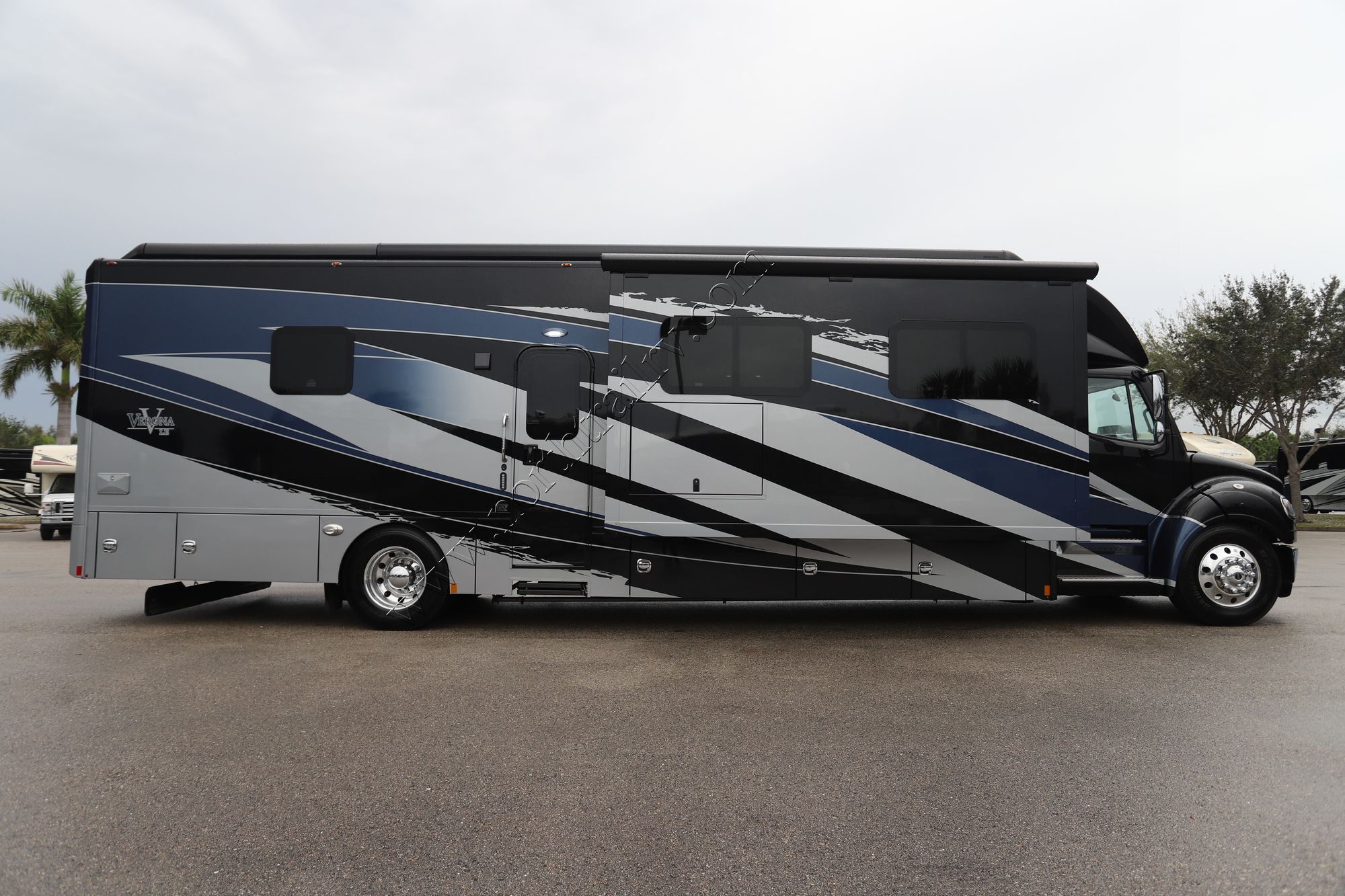 Used 2022 Renegade Rv Verona Le 40LRB Super C  For Sale