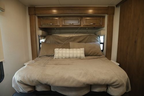 2025 Jayco Seneca Prestige 37M