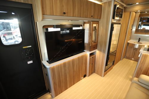 2025 Airstream Atlas Tommy Bahama E-1