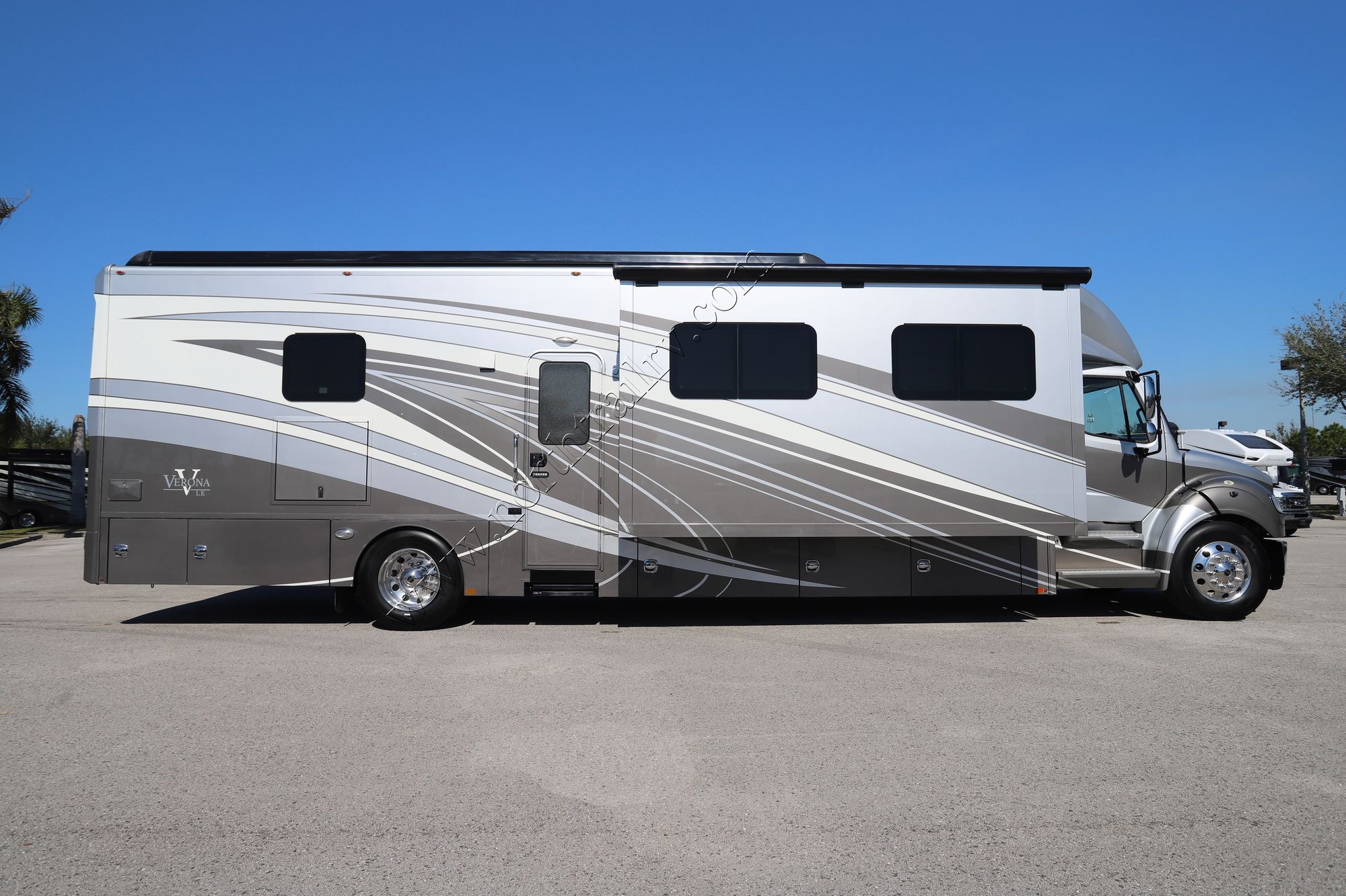 Used 2017 Renegade Rv Verona Le 40LRB Super C  For Sale