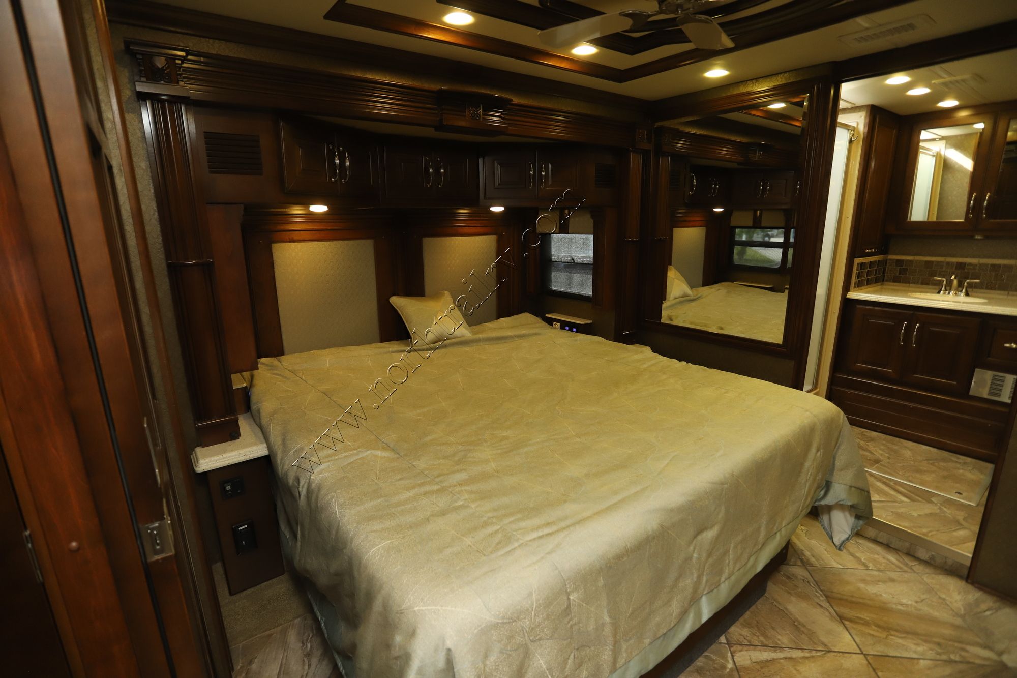 Used 2014 American Coach Tradition 42G Class A  For Sale