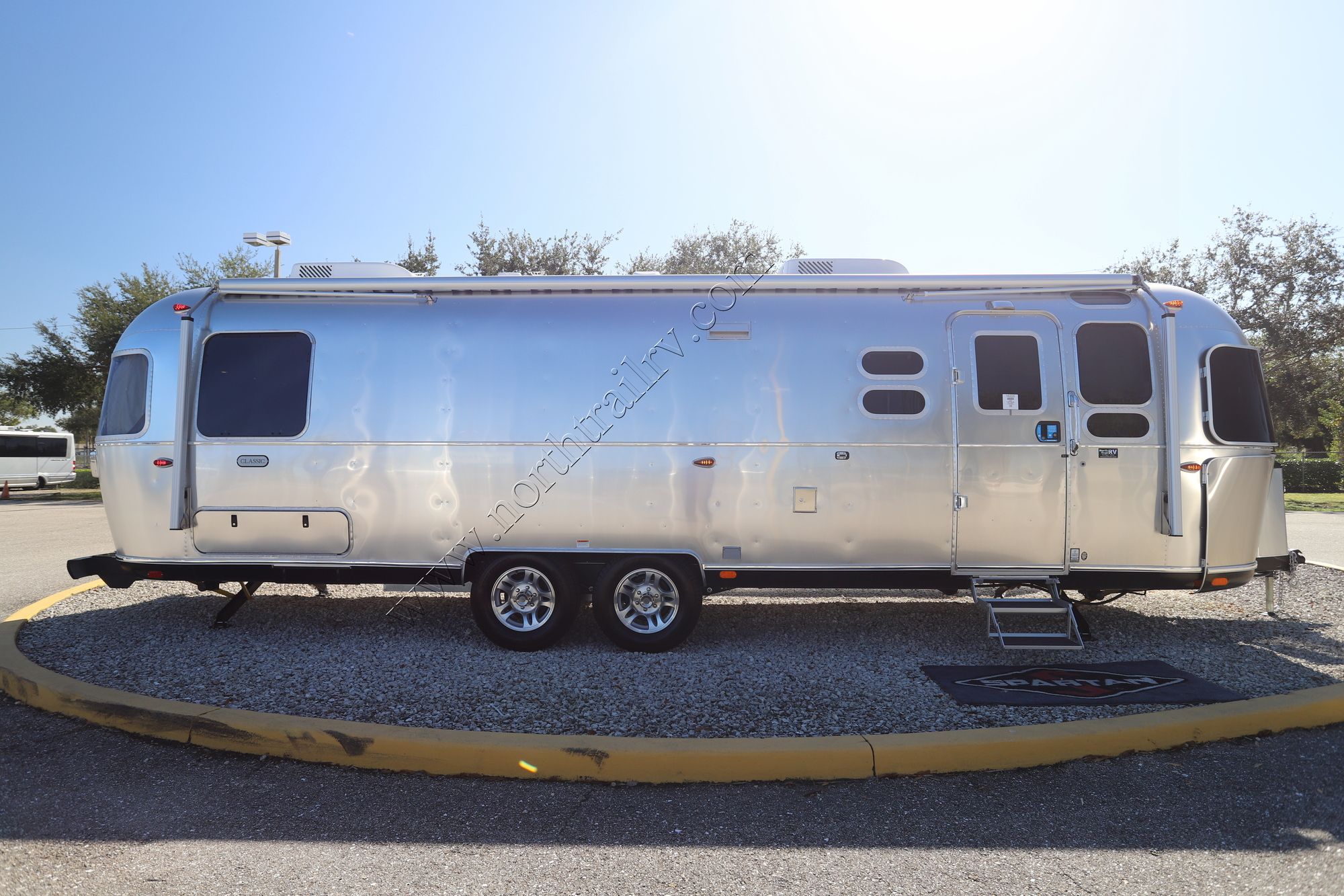 New 2025 Airstream Classic 30RB Travel Trailer  For Sale