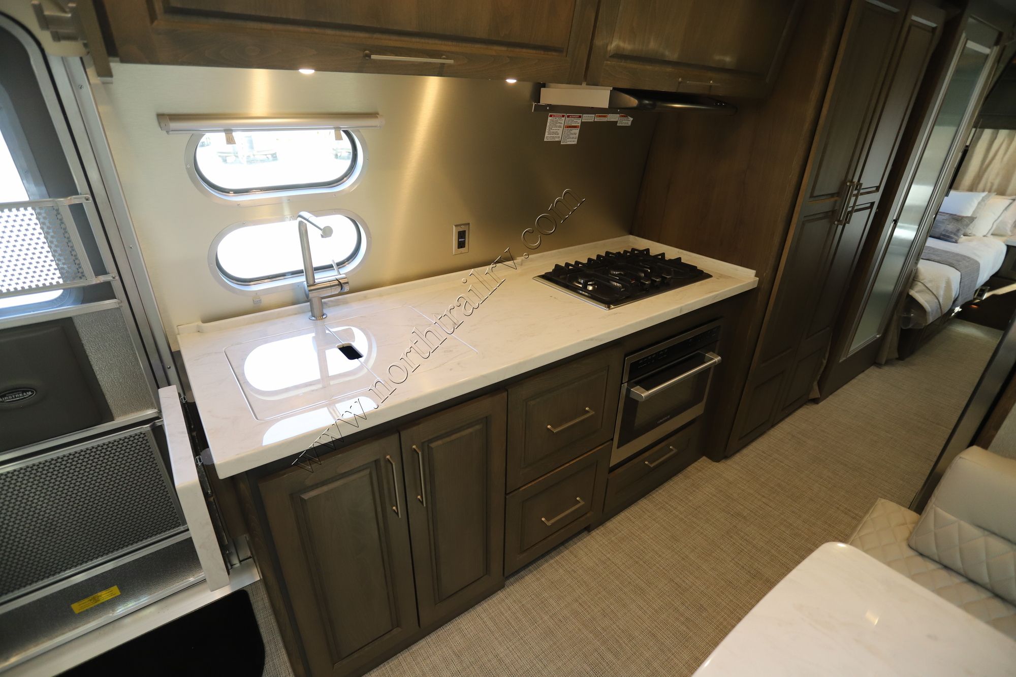 New 2025 Airstream Classic 30RB Travel Trailer  For Sale