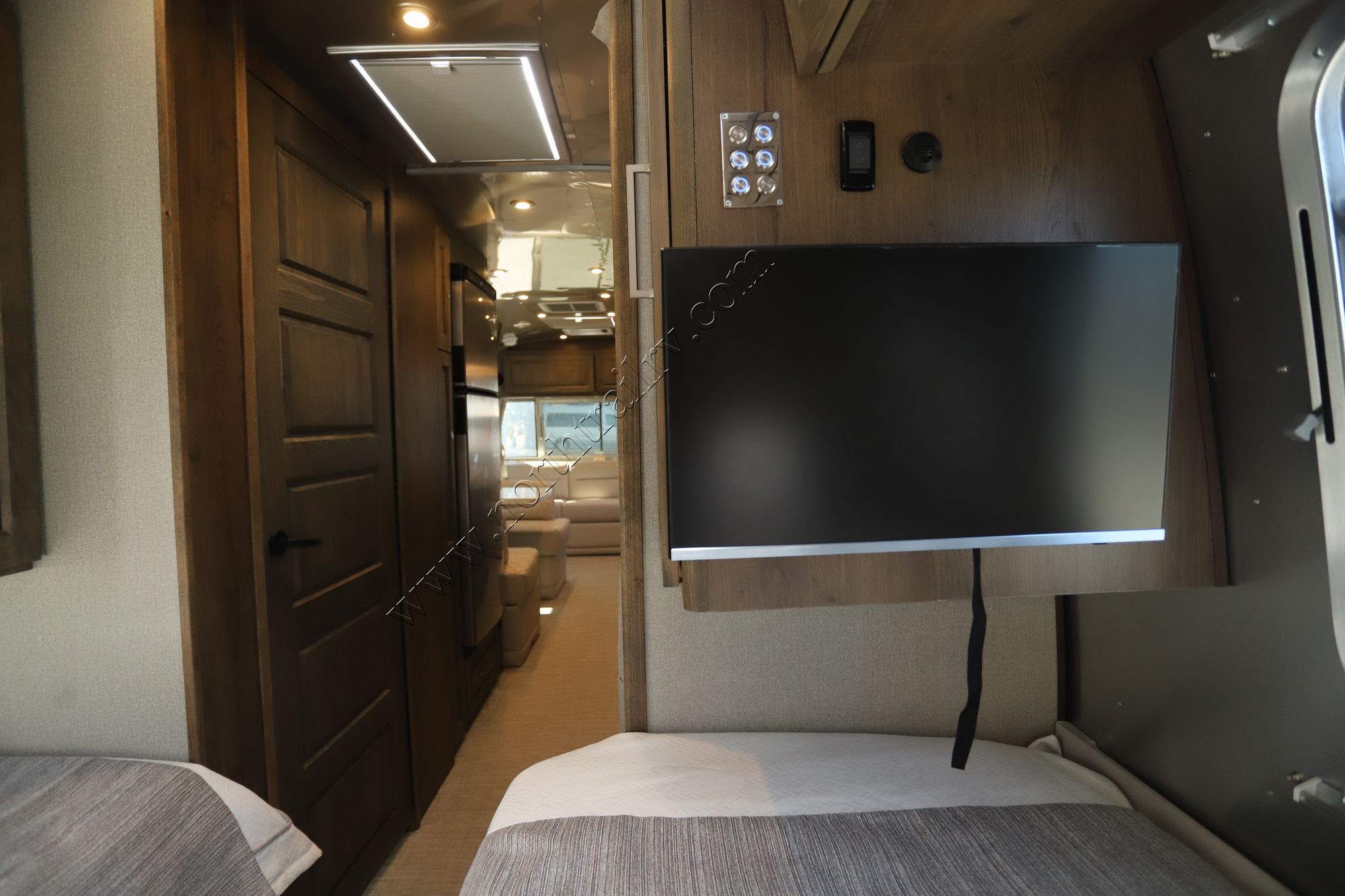 New 2025 Airstream Classic 30RB Travel Trailer  For Sale