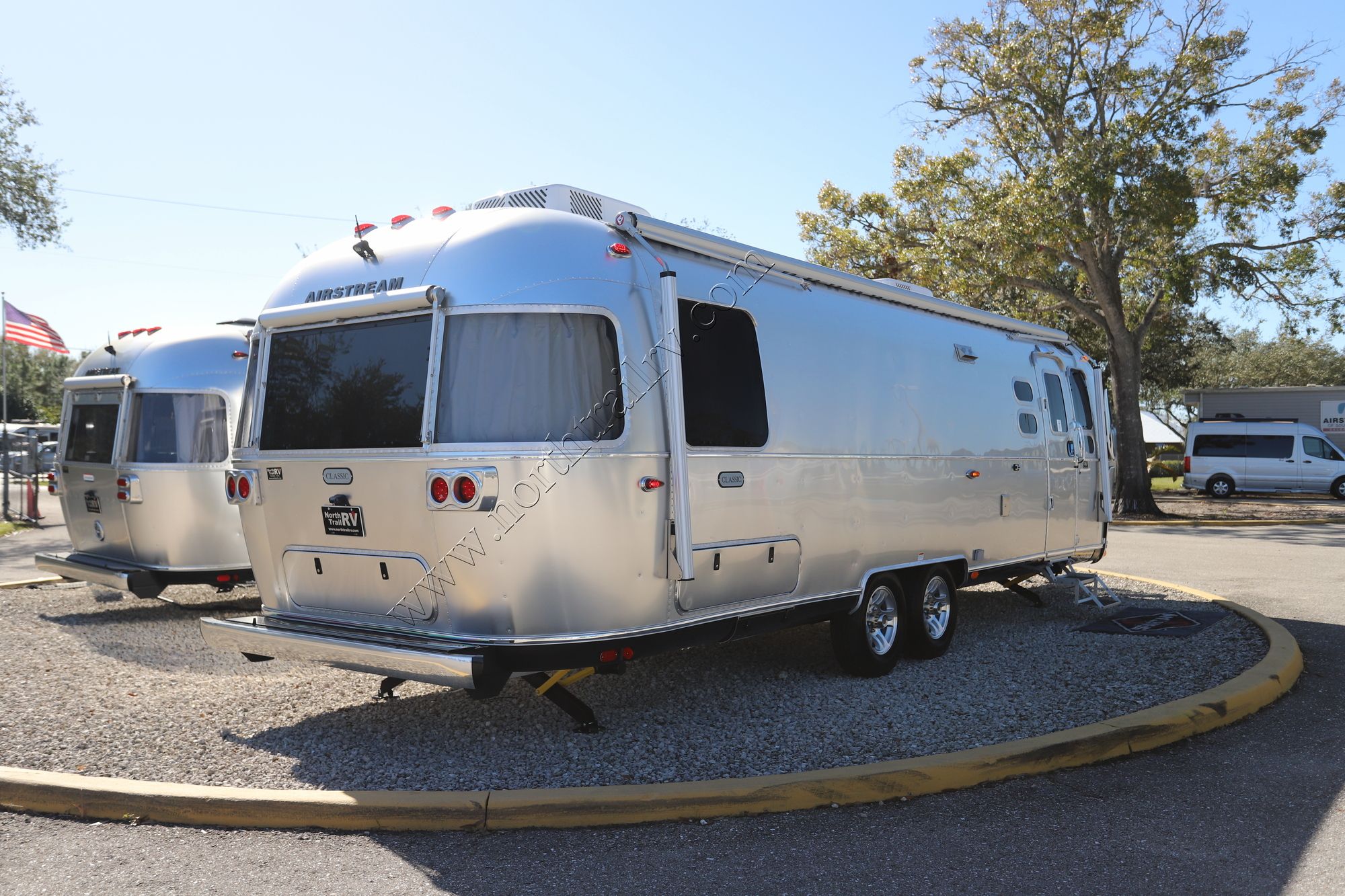 New 2025 Airstream Classic 30RB Travel Trailer  For Sale