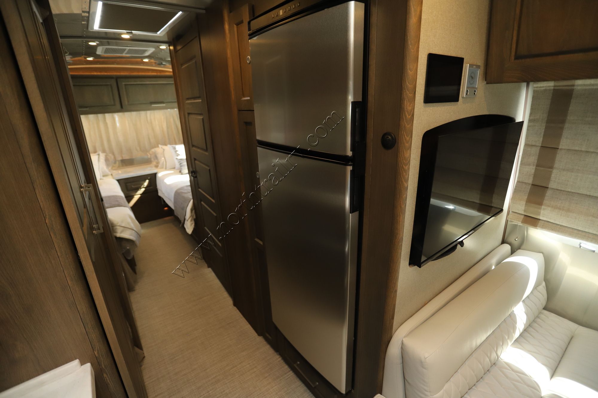 New 2025 Airstream Classic 30RB Travel Trailer  For Sale