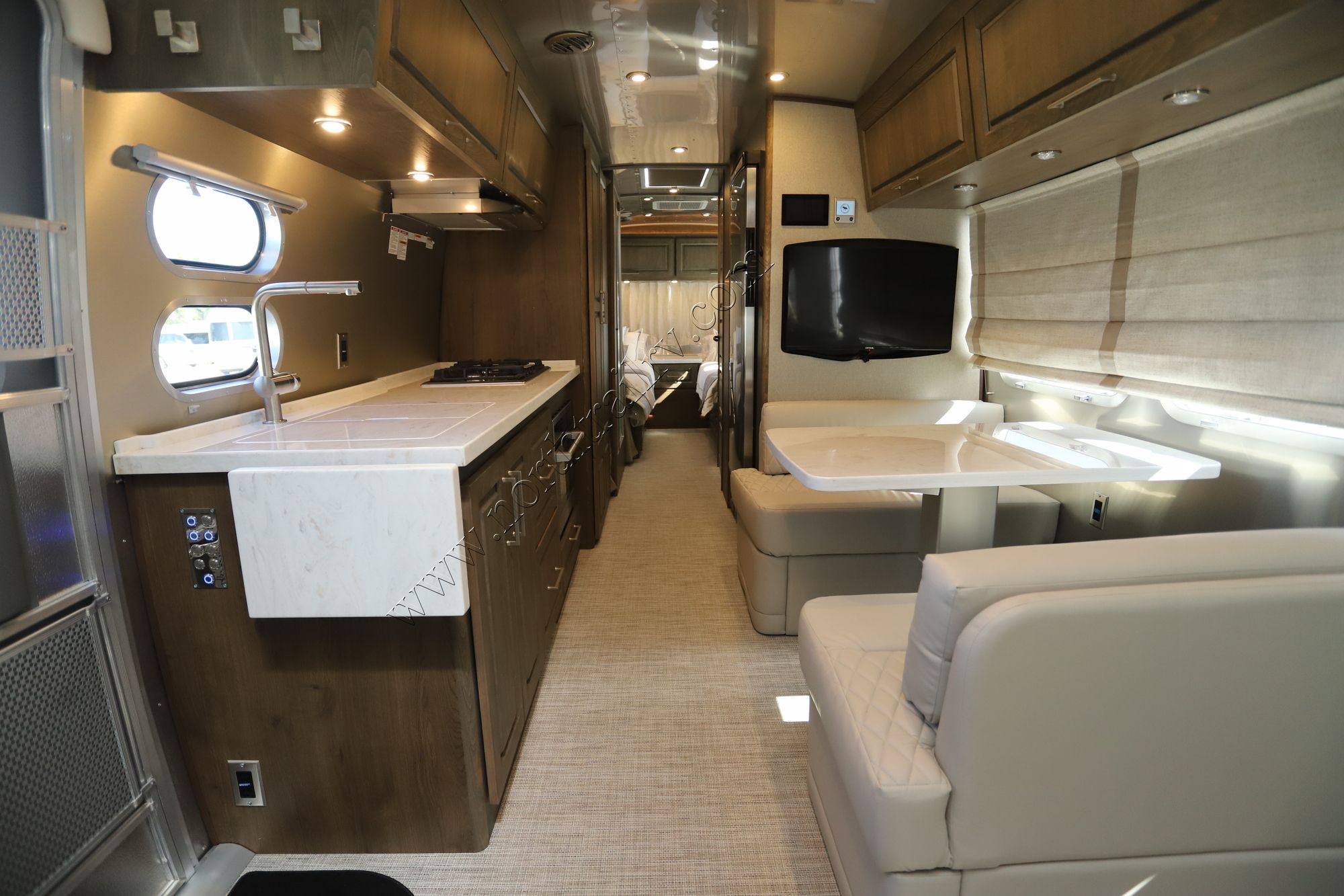 New 2025 Airstream Classic 30RB Travel Trailer  For Sale