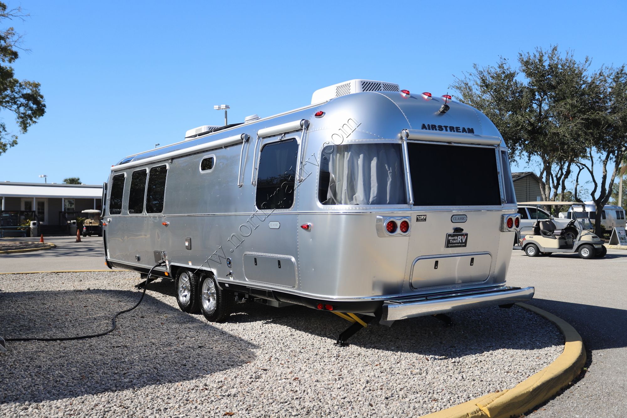 New 2025 Airstream Classic 30RB Travel Trailer  For Sale