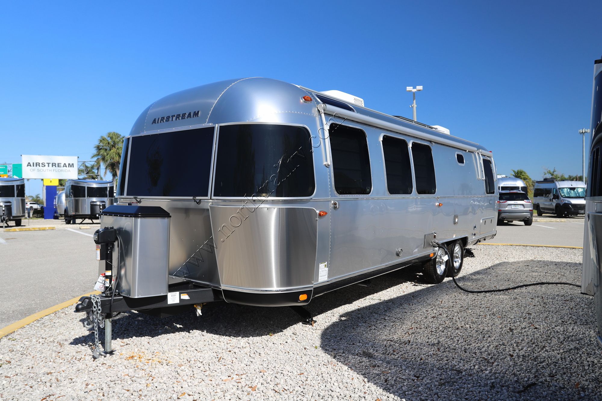 New 2025 Airstream Classic 30RB Travel Trailer  For Sale