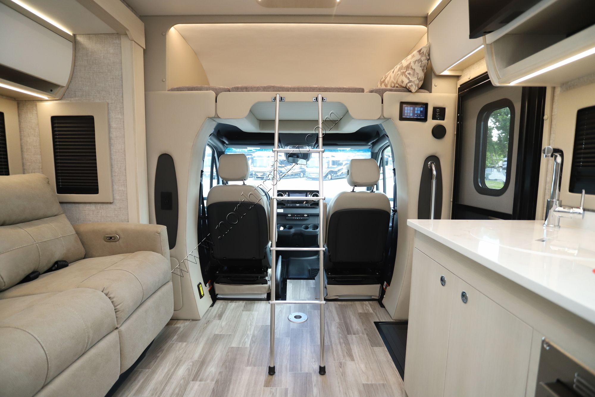 New 2025 Tiffin Motor Homes Wayfarer 25XLW Class C  For Sale