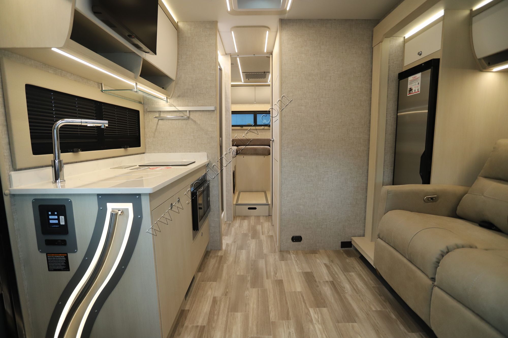 New 2025 Tiffin Motor Homes Wayfarer 25XLW Class C  For Sale