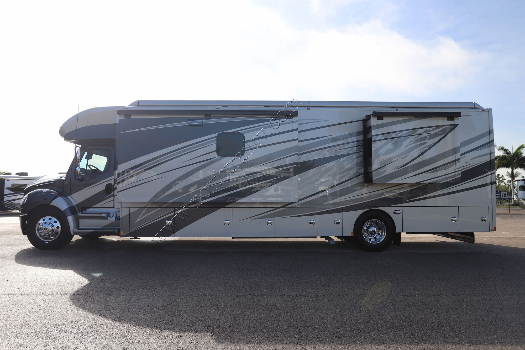 New 2025 Renegade Rv Verona Le 40LRB Super C  For Sale