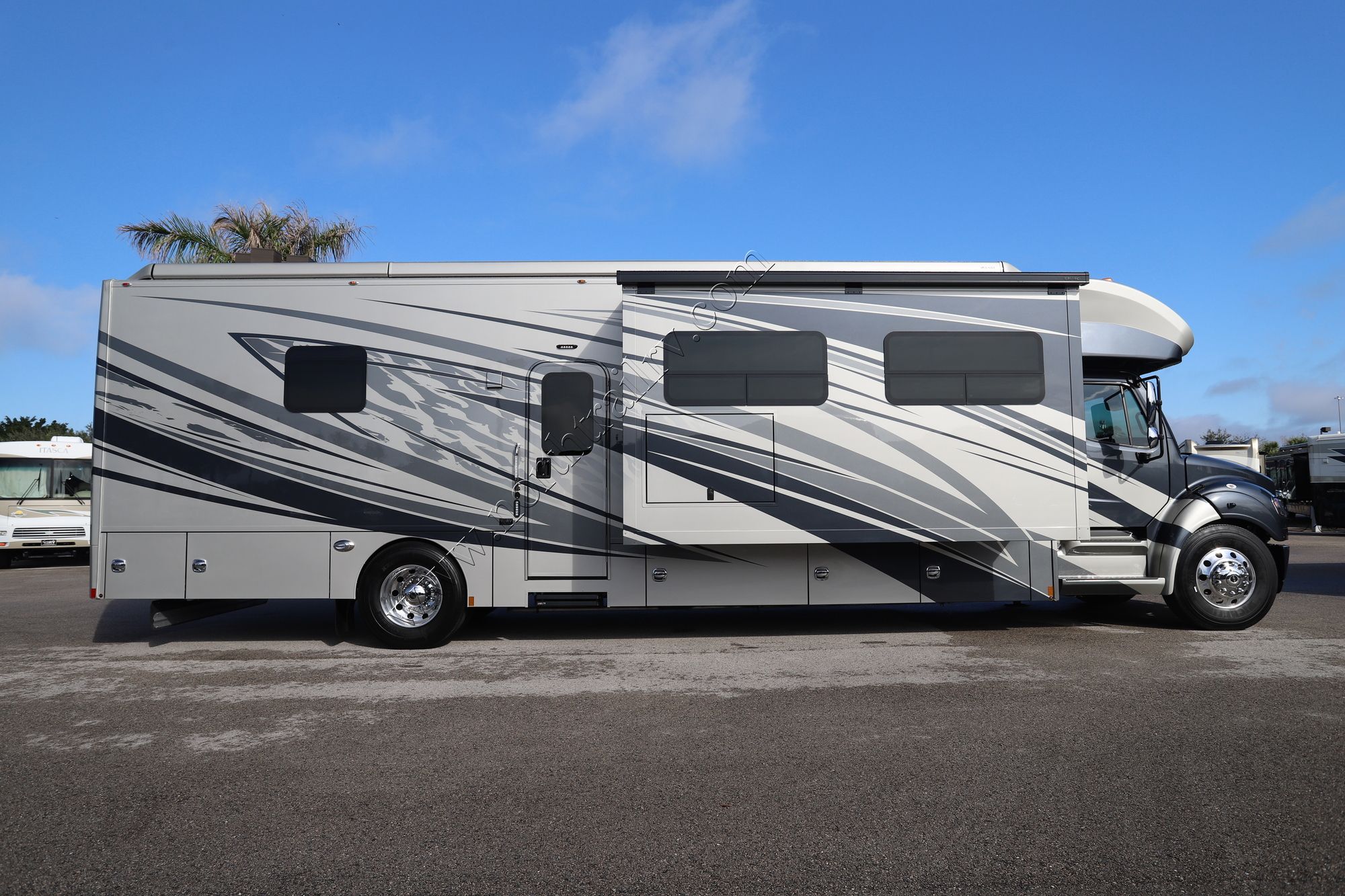 New 2025 Renegade Rv Verona Le 40LRB Super C  For Sale