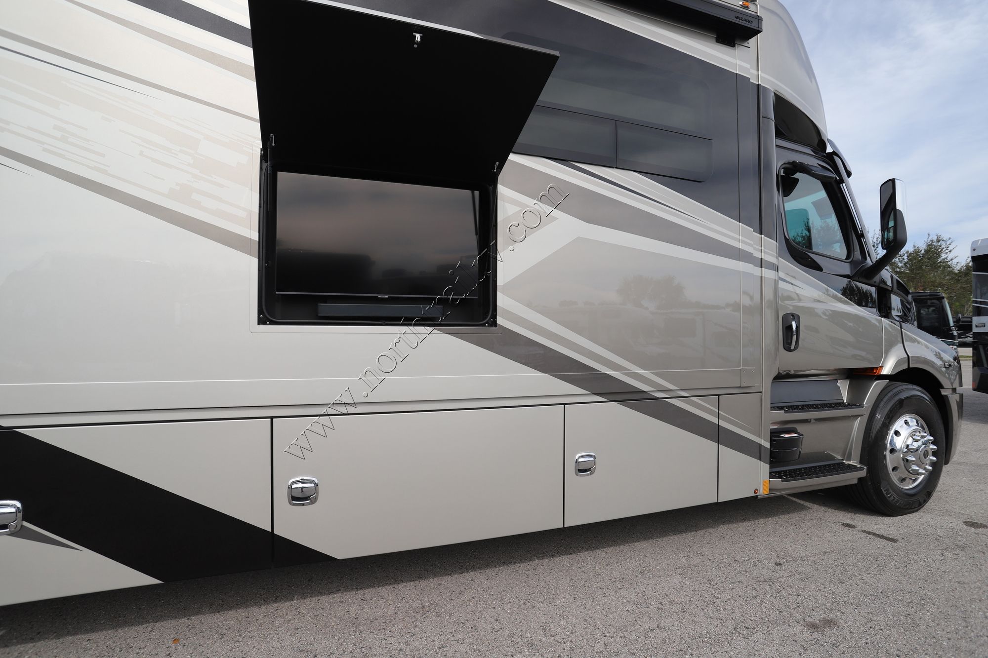 New 2025 Renegade Rv Explorer 38EMB Super C  For Sale