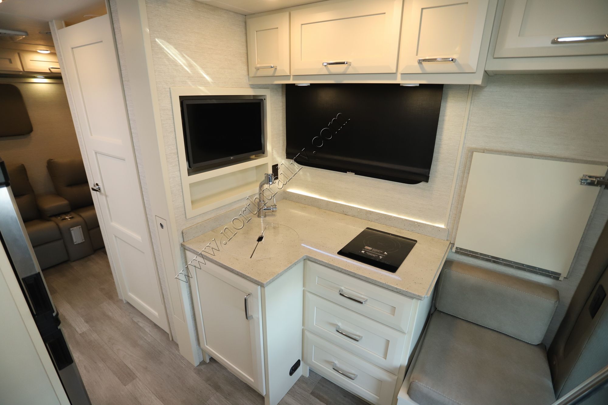 New 2024 Tiffin Motor Homes Wayfarer 25RLW Class C  For Sale