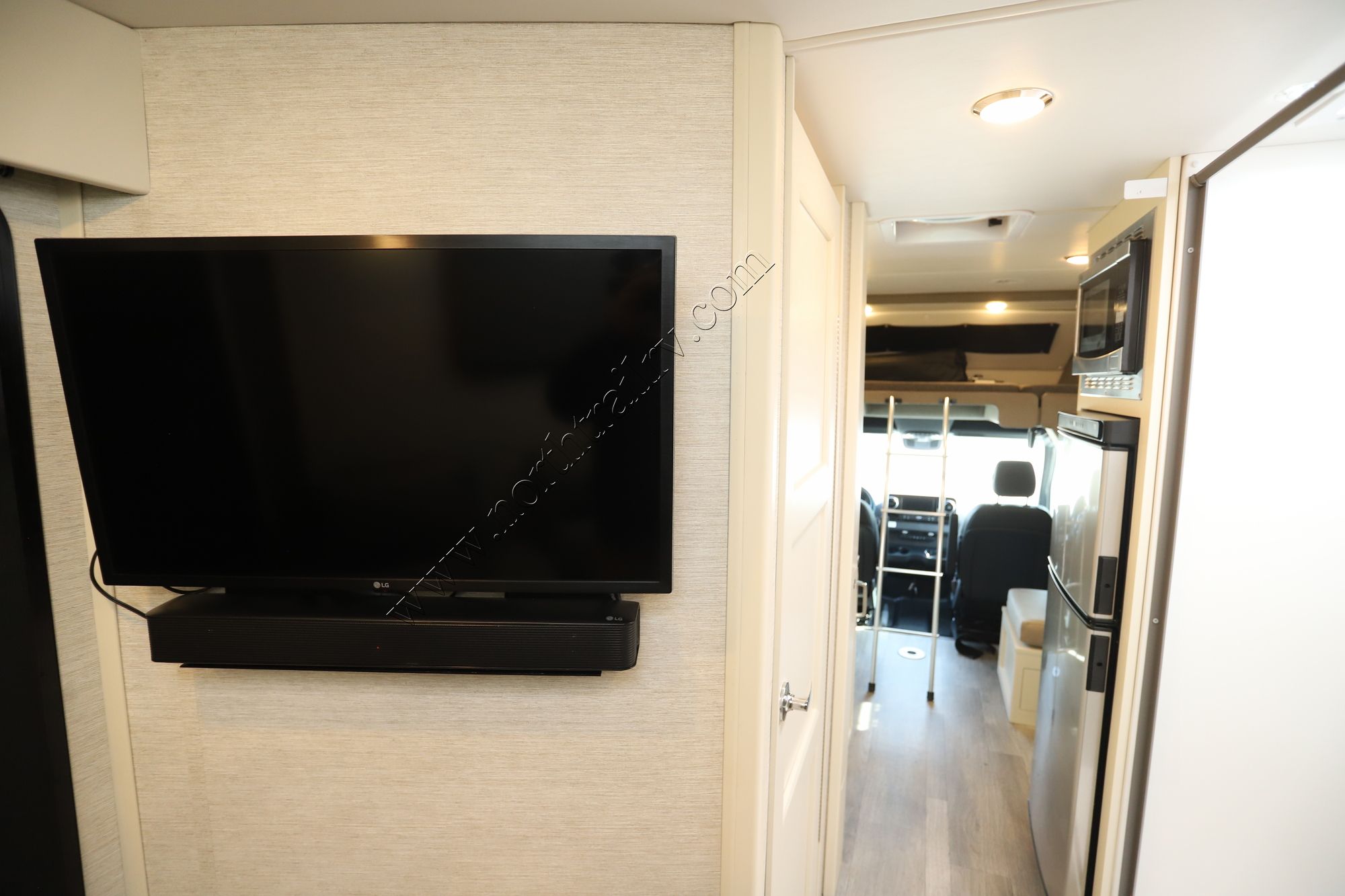 New 2024 Tiffin Motor Homes Wayfarer 25RLW Class C  For Sale