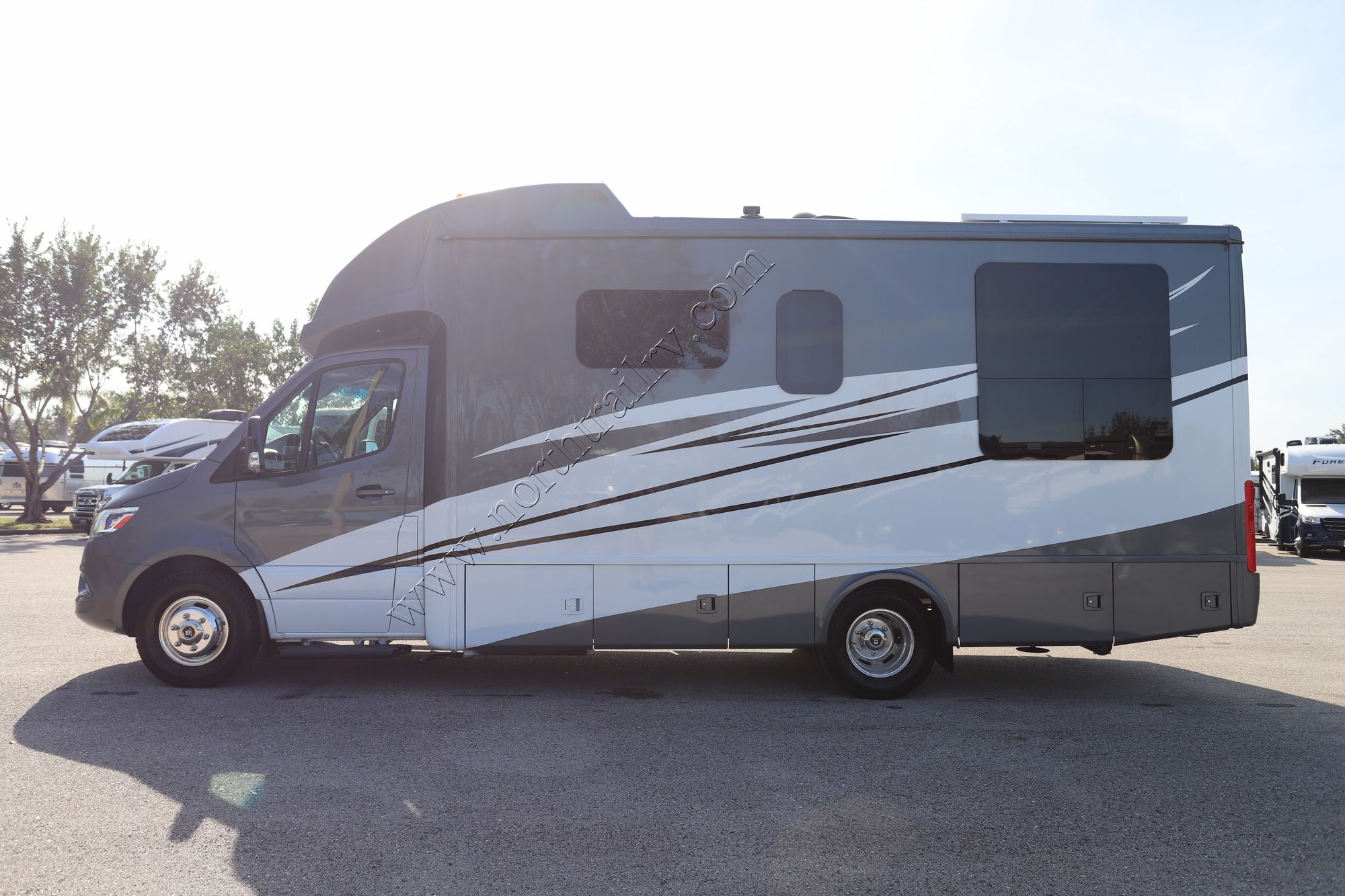 New 2024 Tiffin Motor Homes Wayfarer 25RLW Class C  For Sale