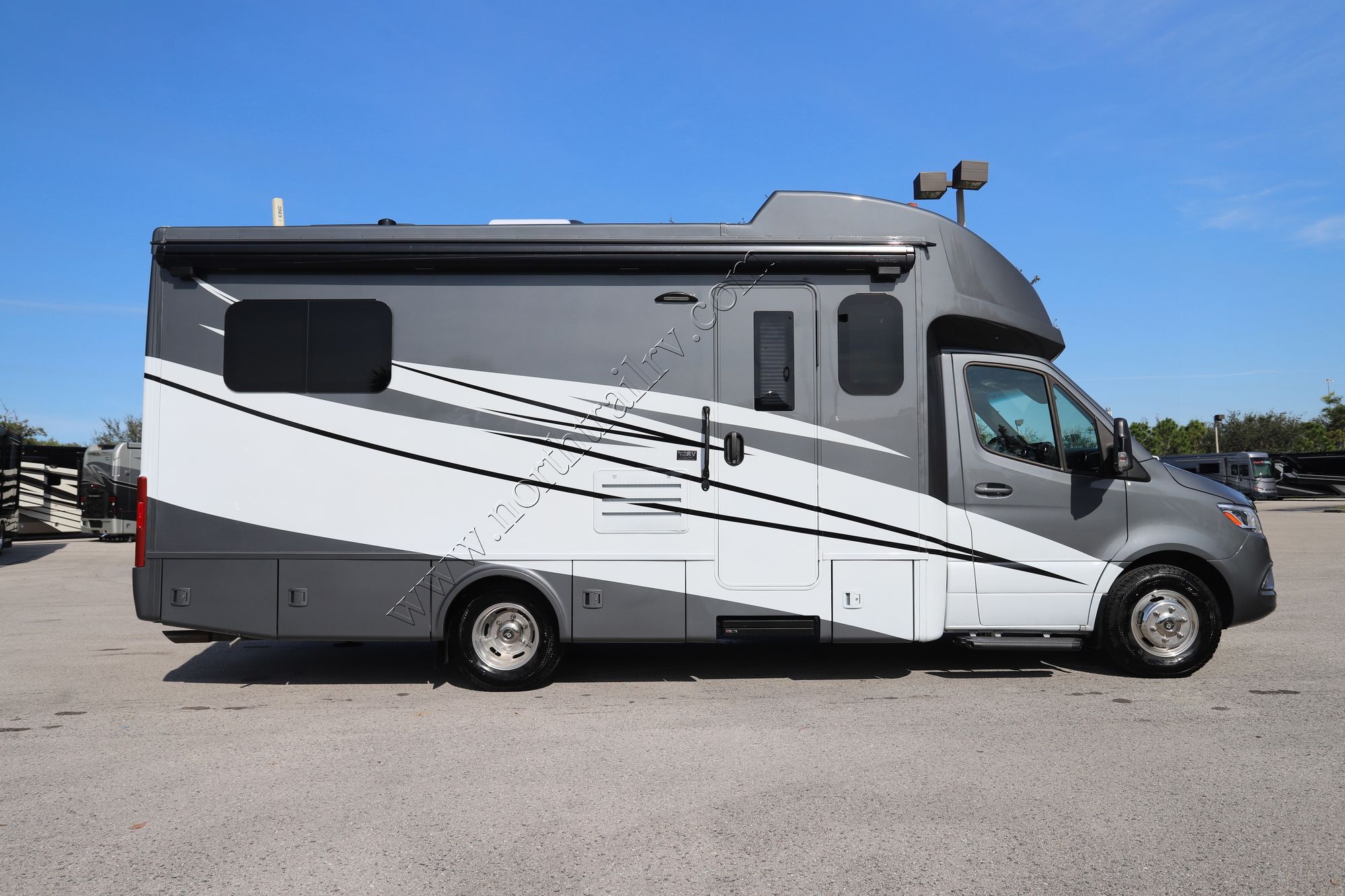 New 2024 Tiffin Motor Homes Wayfarer 25RLW Class C  For Sale