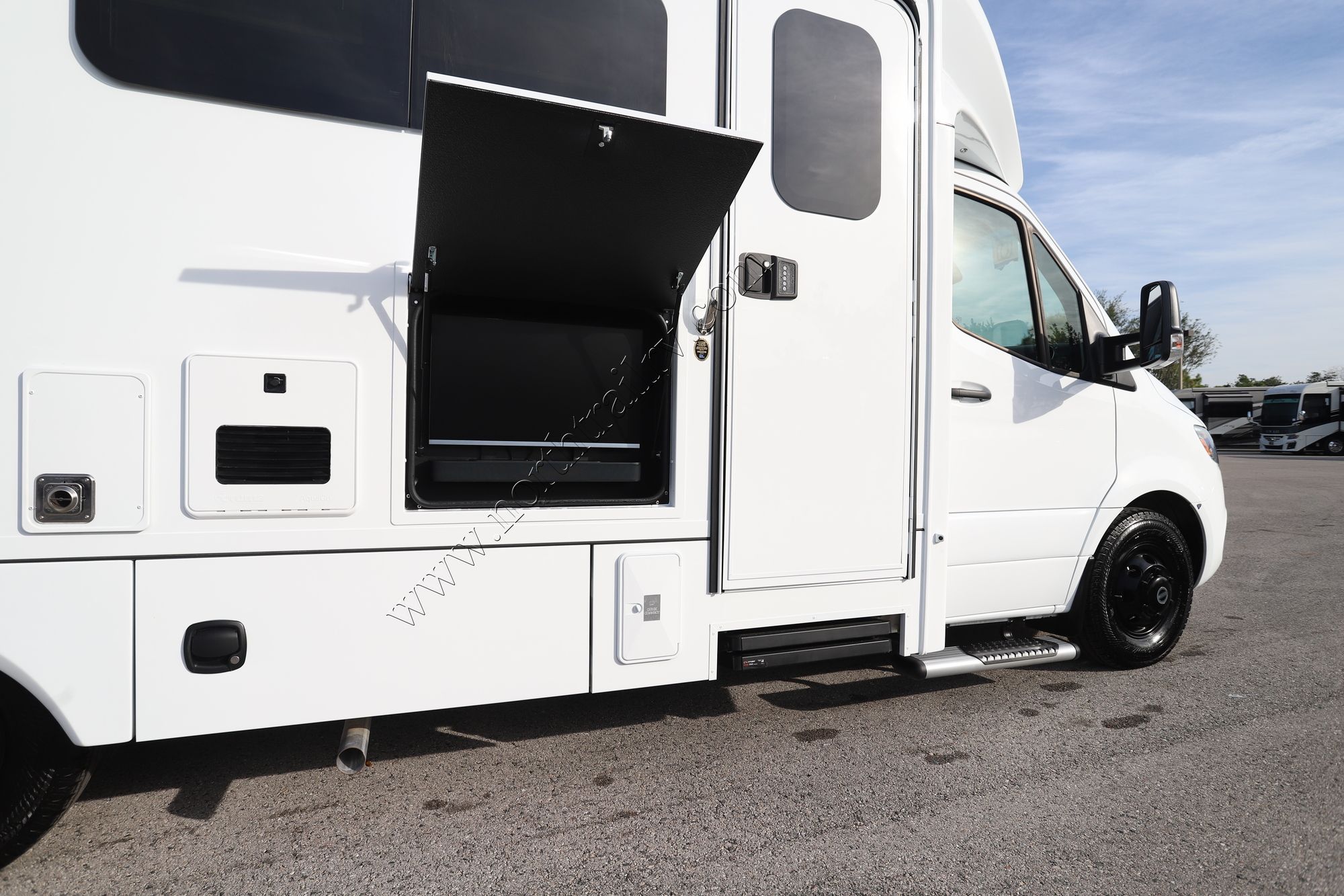 New 2025 Renegade Rv Vienna 25RML Class C  For Sale