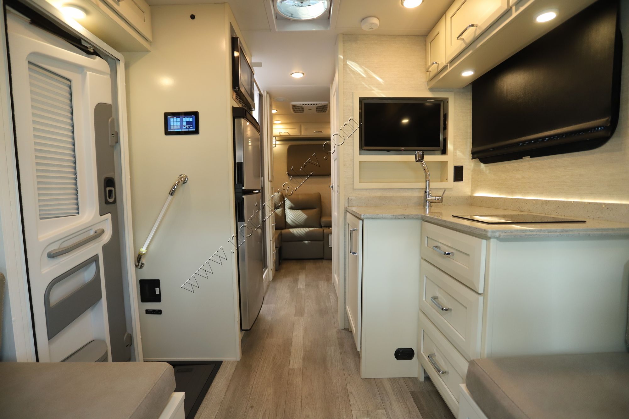 New 2024 Tiffin Motor Homes Wayfarer 25RLW Class C  For Sale