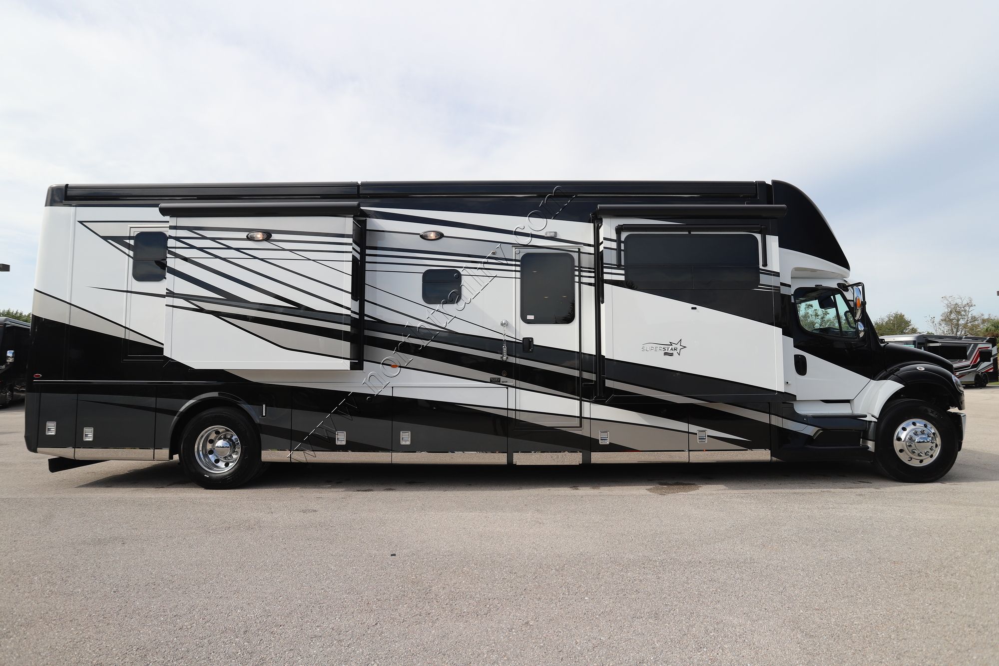 New 2024 Newmar Super Star 4059 Super C  For Sale