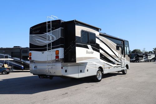 2015 Fleetwood Bounder 33C