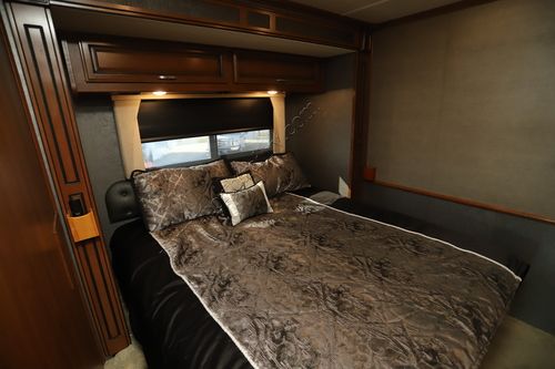 2015 Fleetwood Bounder 33C