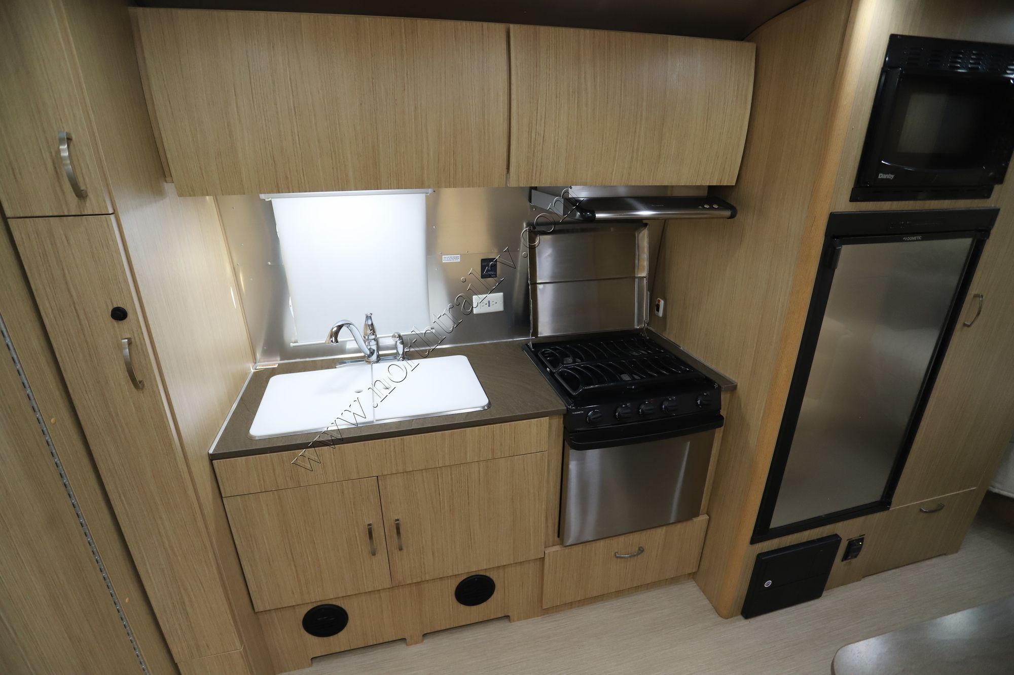 Used 2019 Airstream Flying Cloud 23FB Travel Trailer  For Sale