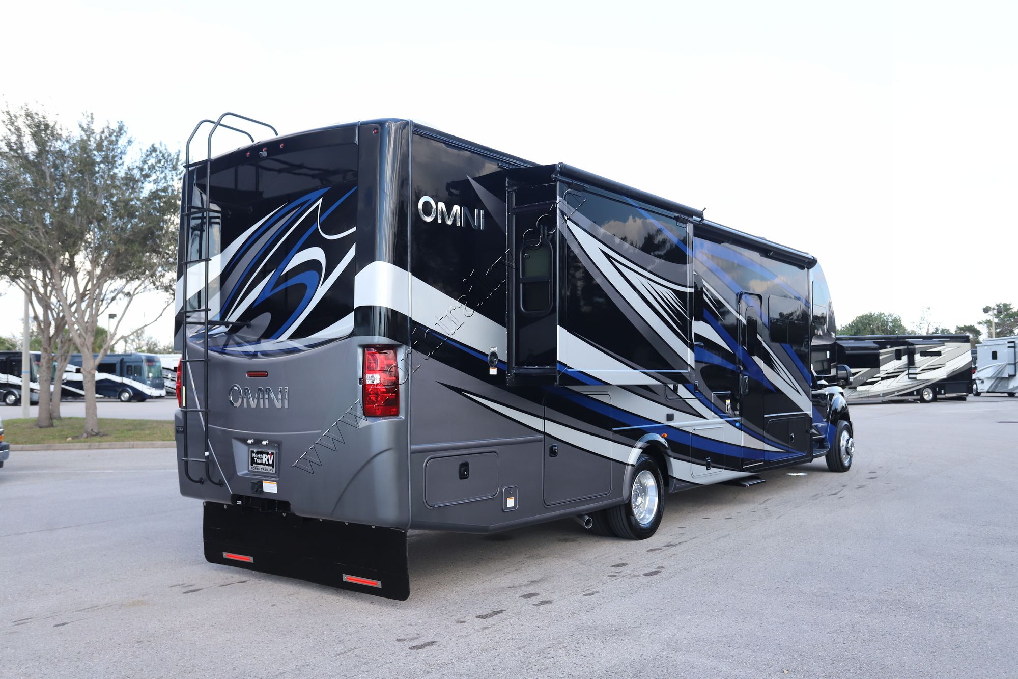 Used 2023 Thor Omni 36RS Super C  For Sale