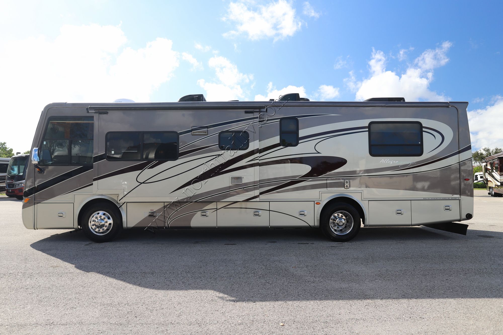 Used 2011 Tiffin Motor Homes Breeze 32BR Class A  For Sale