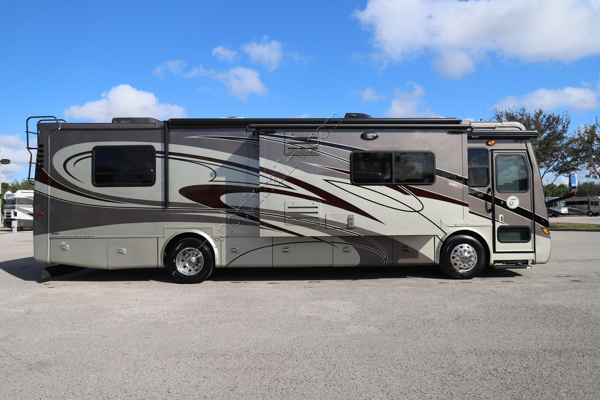 Used 2011 Tiffin Motor Homes Breeze 32BR Class A  For Sale