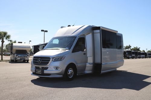 2022 Airstream Atlas Tommy Bahama